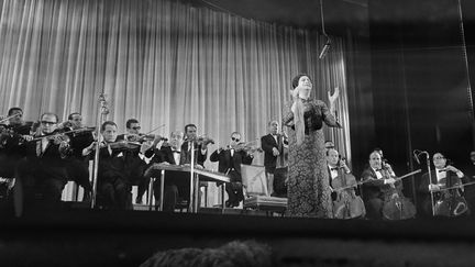 La chanteuse égyptienne&nbsp;Oum Kalthoum, lors d'un concert à l'Olympia, à Paris, le&nbsp;16 novembre&nbsp;1967. (STRINGER / AFP)