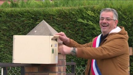 Dans la commune de Saint-Léger-aux-Bois, dans l'Oise, une rue n'est pas desservie par la Poste en raison de travaux. Pour délivrer le courrier, c'est le maire qui doit s'y frotter. (CAPTURE D'ÉCRAN FRANCE 3)