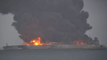 Le tanker&nbsp; en proie à un intense brasier, dominé par d'épaisses volutes de fumée noire, après une collision avec un navire de fret, dimanche 7 janvier en mer de Chine&nbsp;orientale. (CHINA GLOBAL TELEVISION / TWITTER)