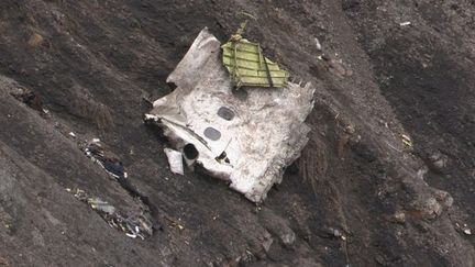 Un d&eacute;bris de l'Airbus A320 de Germanwings apr&egrave;s son crash dans les Alpes-de-Haute-Provence, le 24 mars 2015.&nbsp; (DENIS BOIS / GRIPMEDIA / AFPTV)