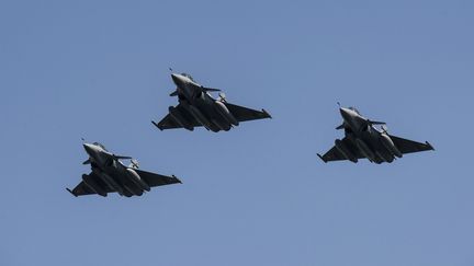 Trois avions de combat Rafale de fabrication française volent au-dessus du Caire, le 21 juillet 2015.&nbsp; (KHALED DESOUKI / AFP)