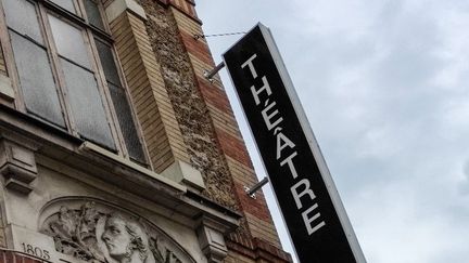 L'enseigne d'un théâtre, à Paris, en avril 2021. (RICCARDO MILANI / HANS LUCAS / AFP)