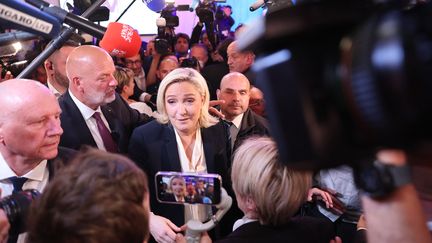 Marine Le Pen au&nbsp;Pavillon d'Armenonville, dimanche 24 avril 20222, après l'annonce des résultats de la présidentielle. (THOMAS SAMSON / AFP)