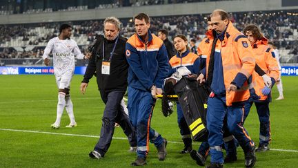 L'attaquant de Bordeaux, Alberth Elis, évacué sur civière lors du match contre Guingamp, le 24 février 2024. (THIERRY DAVID / MAXPPP)