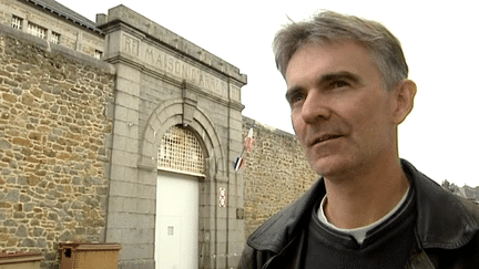 Emmanuel Lepage devant la maison d&#039;arrêt de Saint Malo
 (France3/Culturebox)