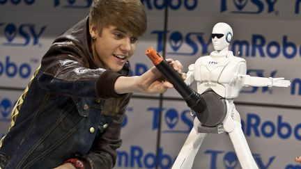 Justin Bieber se doutait-il du monstre-robot qu'il allait engendrer en lui tendant le micro? On en doute. C'est mignon d'&ecirc;tre jeune et na&iuml;f. (UPI / MAXPPP)