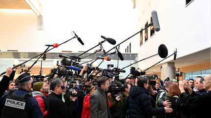 Les très nombreux journalistes couvrant le procès des viols de Mazan, à l'arrivée de Gisèle Pelicot (à droite) le 19 décembre 2024 au ribunal d'Avignon (Vaucluse) (SYLVAIN THOMAS / AFP)