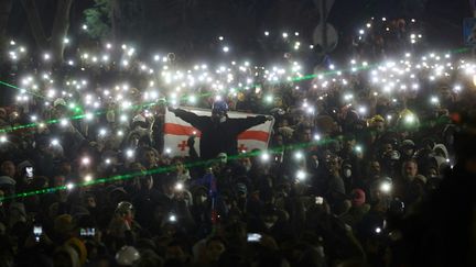 Des manifestants devant le Parlement à Tbilissi, en Géorgie, le 1er décembre 2024. (GIORGI ARJEVANIDZE / AFP)