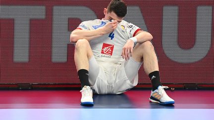 Le joueur de l'équipe de France de handball Aymeric Minne après la défaite en demi-finale face à la Suède (33-34), vendredi 28 janvier. (ATTILA KISBENEDEK / AFP)