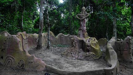 L’histoire de cette forêt est intimement liée, à partir des années 1950, à une aventurière et artiste autrichienne, Suzanne Wenger. Elle épousa un prêtre yoruba et consacra jusqu’à sa mort en 2009, son temps à restaurer les sanctuaires, défendre la forêt et la culture des Yorubas. En 2007, un film lui a été consacré "La dame d'Osogbo".&nbsp; &nbsp; &nbsp; (PIUS UTOMI EKPEI / AFP)