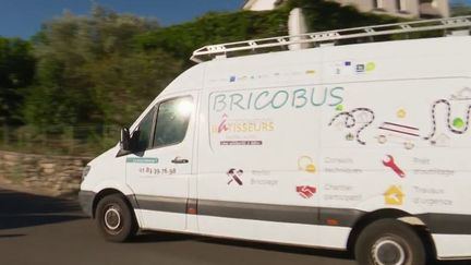 Bricolage :&nbsp;le&nbsp;Bricobus&nbsp;aide les plus démunis à rénover leurs maisons gratuitement (France 2)