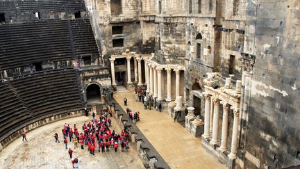 Des scouts syriens visitent le théâtre romain de Bosra (23 novembre 2018)
 (Maher al-Mounes / AFP)