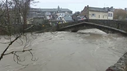 Pyrénées-Atlantiques : les habitants d'Oloron-Sainte-Marie surveillent le niveau de l'eau