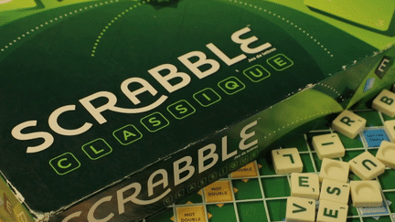 La société qui commercialise le jeu du Scrabble a souhaité supprimer des mots de la liste officielle autorisée car certains sont jugés offensants, racistes et homophobes. (France 3)