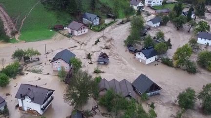 Eurozapping : la Bosnie en proie à des inondations mortelles