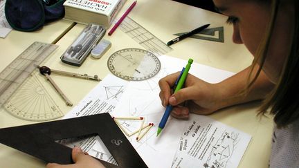 Une coll&eacute;gienne participe &agrave; un rallye de math&eacute;matiques, en Alsace, le 13 mars 2001. (MAXPPP)