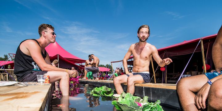 Des festivaliers se détendent à l'écart de la scène, ce vendredi 18 juillet.
 (Jonas Roosens / Belga / AFP)