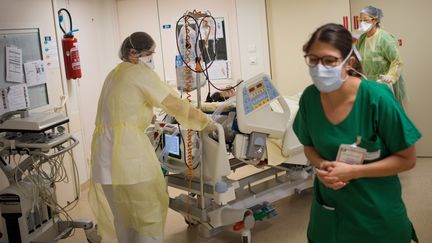 Un patient atteind de la Covid-19 pris en charge par des infirmières du CHU de Nantes. (LOIC VENANCE / AFP)