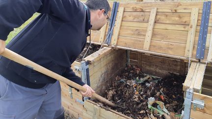 Un bac pour faire son propre compost&nbsp;avec les biodéchets des repas. (BÉNÉDICTE DUPONT / RADIO FRANCE)