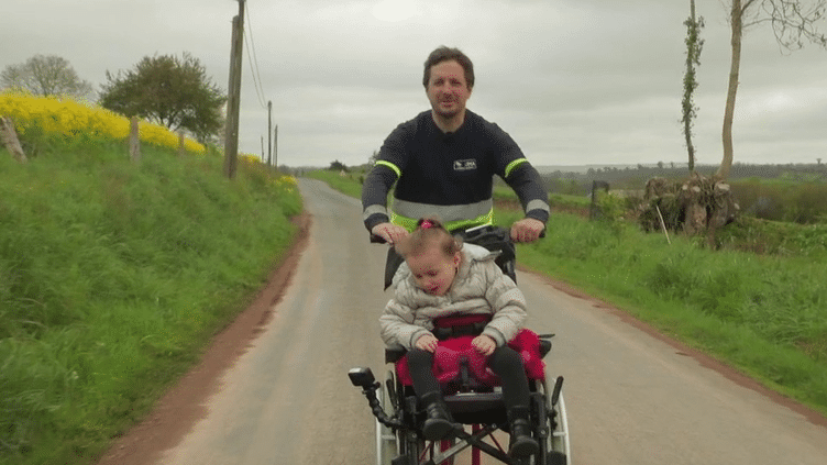 Solidarité : des soudeurs normands construisent des fauteuils-vélos pour les enfants handicapés