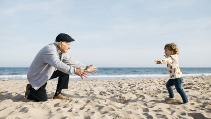 Retrouver ou pas sa famille pendant les vacances de la Toussaint, un dilemme pour nombre de Français en pleine pandémie de Covid-19 (photo d'illustration). (WESTEND61 / GETTY IMAGES)