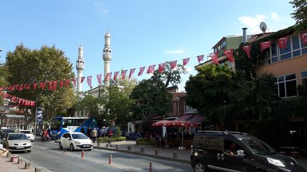 Le drapeau turc s'affiche partout dans le quartier de Kasimpasa en soutien à Erdogan. (ALICE SERRANO / RADIO FRANCE)