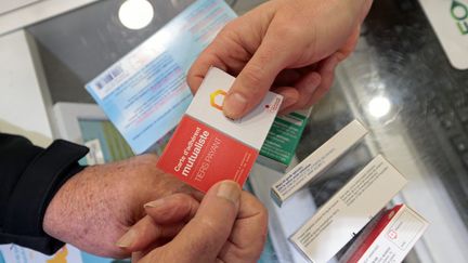 Une carte de mutuelle présentée à la pharmacie.&nbsp;Photo d'illustration. (FRANCOIS DESTOC / MAXPPP)