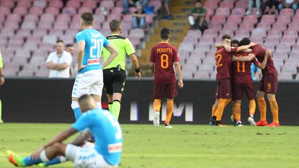 Les Napolitains à terre sur leur pelouse contre l'AS Roma (CARLO HERMANN / AFP)