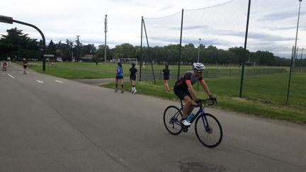 Au Parc de Parilly à Lyon, le 6 juin 2020, de nombreux coureurs et cyclistes ont pu reprendre leurs activités. (JÉRÔME VAL / RADIO FRANCE)