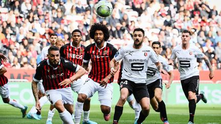 Au premier plan, le Niçois Andy Delort face au Stade Rennais lors de la 30e journée de Ligue 1, à l'Allianz Riviera, le 2 avril 2022. (CLEMENT MAHOUDEAU / AFP)