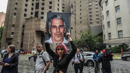 Une militante du groupe baptisé Hot mess, devant la prison fédérale du&nbsp;Metropolitan Correction Center à New York, où était incarcéré Jeffrey Epstein, le 8 juillet 2019. (STEPHANIE KEITH / GETTY IMAGES NORTH AMERICA)