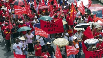 Manifestation contre la vie chère à Fort-de-France, en Martinique, le 26 octobre 2010 (AFP/PATRICE COPPEE)