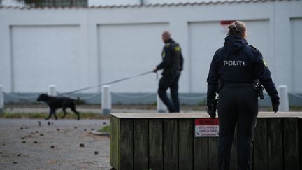 Police officers are seen securing an area near the Israeli embassy in Copenhagen, October 2, 2024. (EMIL HELMS / RITZAU SCANPIX / AFP)