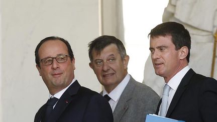 &nbsp; (Jean-Pierre Jouyet, ici à Matignon le 5 novembre, entre François Hollande et Manuel Valls qui le soutient © MaxPPP)