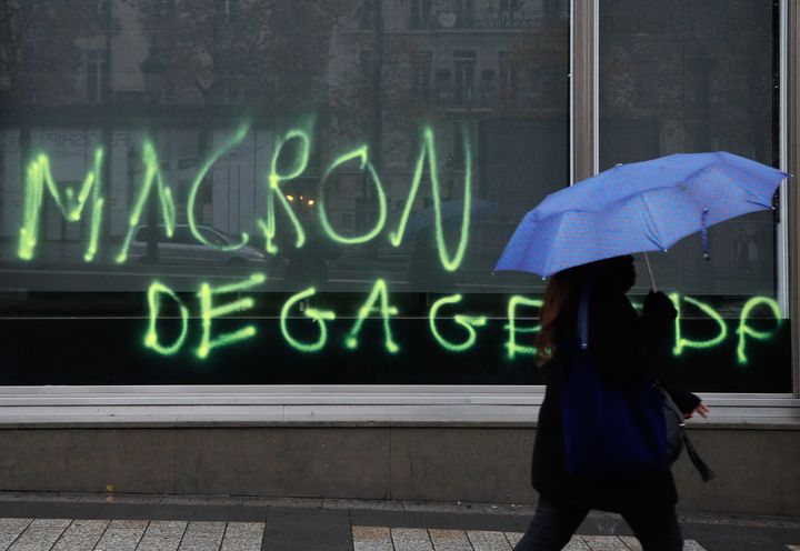 Un tag anti-macron,&nbsp;le 25 novembre 2018 sur les Champs-Elysées. (FRANCOIS GUILLOT / AFP)