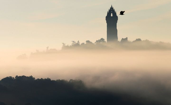 Le Monument William Wallace, construit en hommage au héros écossais du XIIIe siècle, domine la ville de Stirling. (RUSSELL CHEYNE / REUTERS)