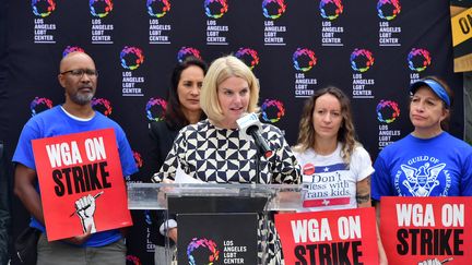 Des représentants du syndicat des scénaristes Writers Guild of America, le 14 septembre 2023 à Hollywood. (VIVIEN KILLILEA / GETTY IMAGES NORTH AMERICA / AFP)