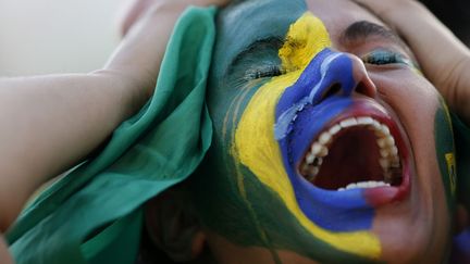 La d&eacute;tresse d'une supportrice du Br&eacute;sil pendant la demi-finale opposant son pays &agrave; l'Allemagne, vainqueur 7-1, Brasilia (Br&eacute;sil), le 8 juillet 2014. (REUTERS)