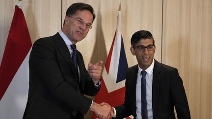 Le Premier ministre néerlandais Mark Rutte accueille le Premier ministre britannique Rishi Sunak lors d'un Sommet à Reykjavik, en Islande, le 16 mai 2023. (ALASTAIR GRANT / POOL / AFP)