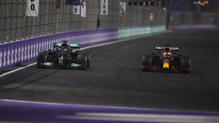 Lewis Hamilton (Mercedes) tente de dépasser son grand rival Max Verstappen (RedBull), à l'occasion du GP d'Arabie Saoudite, dimanche 5 décembre. (FLORENT GOODEN / DPPI)