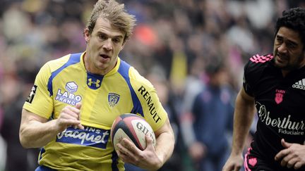 Le centre de l'ASM&nbsp;Clermont, Aur&eacute;lien Rougerie, pendant un match du Top 14 contre le Stade fran&ccedil;ais, le 2 ao&ucirc;t 2013, au stade de France, &agrave; Paris. (LIONEL BONAVENTURE / AFP)