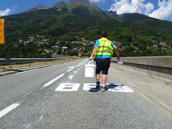 Pierre a maquillé un&nbsp;graffiti sur le barrage du Verney (Isère) et passe au suivant, jeudi 19 juillet 2018. (FRANCEINFO)