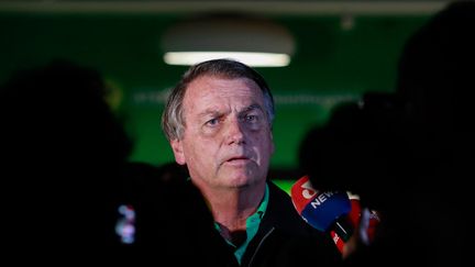 L'ancien président brésilien, Jair Bolsonaro, s'adresse à la presse à l'aéroport de Brasília, le 30 juin 2023. (SERGIO LIMA / AFP)