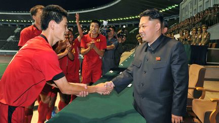 Le dirigeant nord-cor&eacute;en, Kim Jong-un, au stade Kim&nbsp;Il-Sung de Pyongyang (Cor&eacute;e du Nord) pour un match de football, le 28 ao&ucirc;t 2013. (KNS / KCNA / AFP)