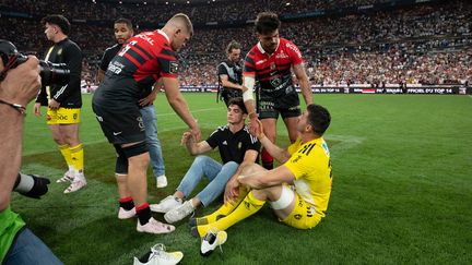 Les Toulousains réconfortent les Rochelais après leur victoire en finale du Top 14, le 17 juin 2023. (MAXPPP)