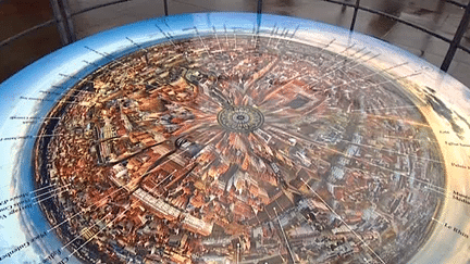 La table d'orientation de la plate forme de la cathédrale de Strasbourg a été réalisée avec 48 photos de Frantisek Zvardon
 (France 3 / Culturebox)