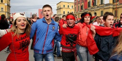 Jeunes en liesse lors de la célébration des cents ans de l'indépendance, à Tirana, le 28/11/12 (AFP/GENT SHKULLAKU)