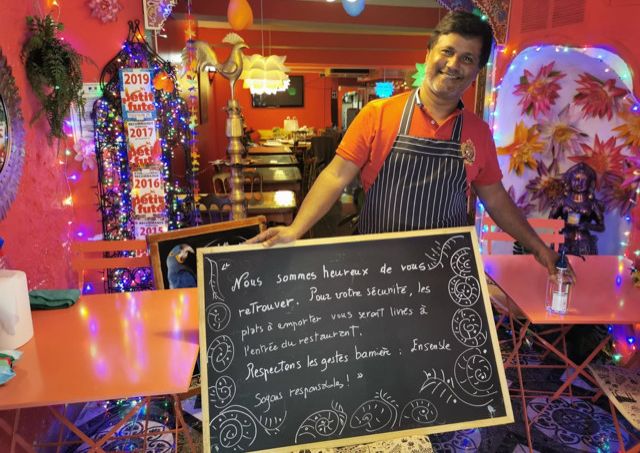 Jeganathan Kumaravelu devant le stand de vente à emporter dans son restaurant, le 22 avril 2020, à Nice. (MOTHER INDIA / FRANCEINFO)