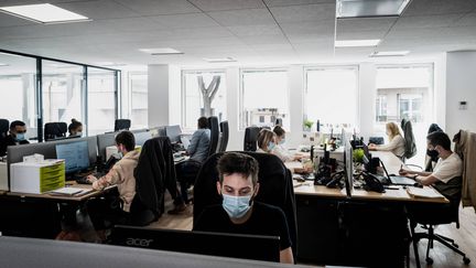 Des personnes travaillent dans une petite entreprise le 1er septembre 2020 à Lyon (photo d'illustration). (JEFF PACHOUD / AFP)