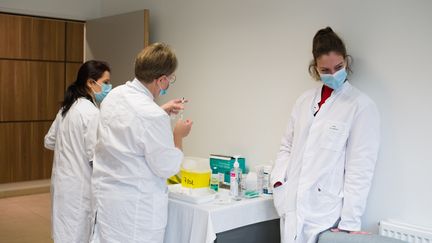 Des soignants de la clinique Ambroise-Paré préparent des vaccins contre le Covid-19, le 7 janvier 2021, à Paris. (NATHAN LAINE / HANS LUCAS / AFP)